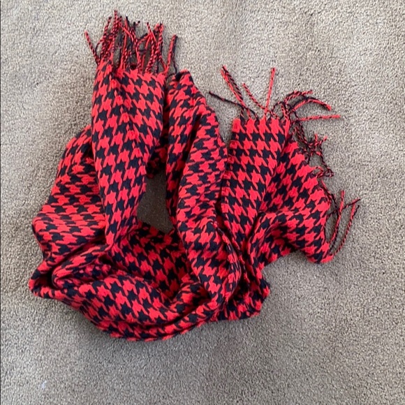 Black and red houndstooth patterned fringed scarf - Picture 5 of 6